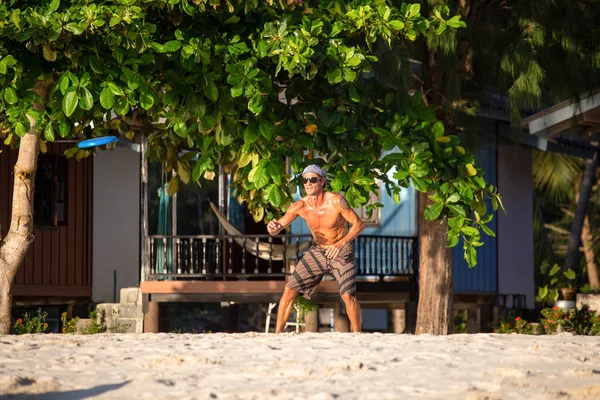 Man playing with frisbee on tropical beach in Koh Phangan, Thailand. — Stock Photo, Image