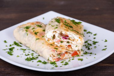 süzme peynir ve sebze ile sarılmış pide