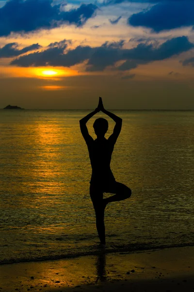 Silhouette donne di yoga, lavorando su pose al tramonto — Foto Stock