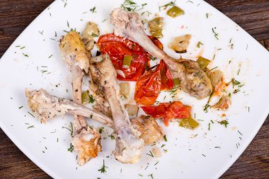 kemirilmiş tavuk kemiklerinden