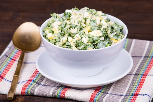 Soğan ile birlikte yumurta ve salatalık salatası — Stok fotoğraf