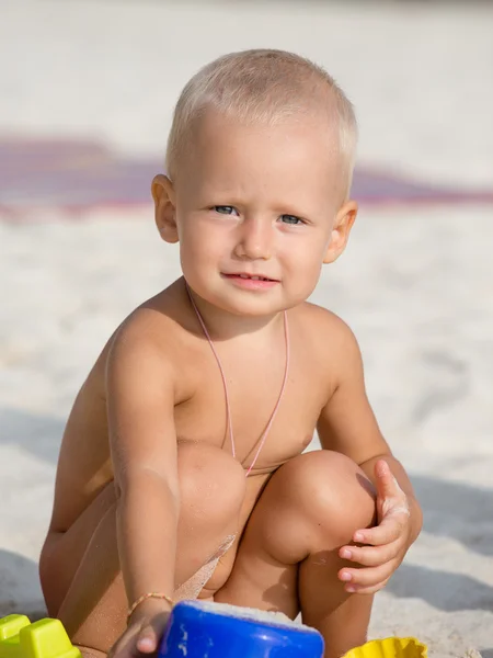 Bébé heureux sur la plage — Photo