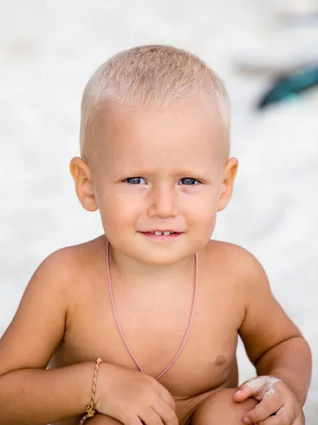 Mutlu bebek plajda — Stok fotoğraf