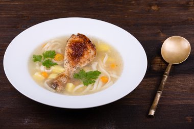 tavuk çorbası erişte ve sebze ile