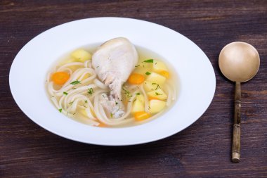 tavuk çorbası erişte ve sebze ile