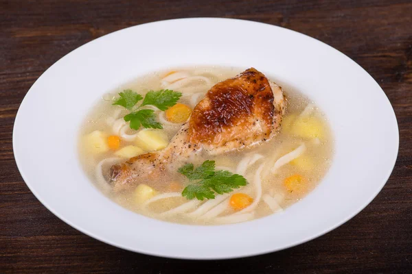 Sopa de frango com macarrão e legumes — Fotografia de Stock