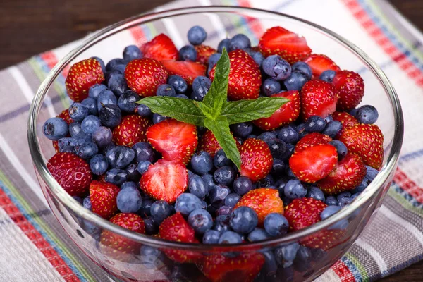 Erdbeeren und Blaubeeren — Stockfoto