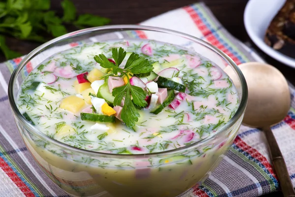 Русская окрошка с йогуртом и овощами, еда