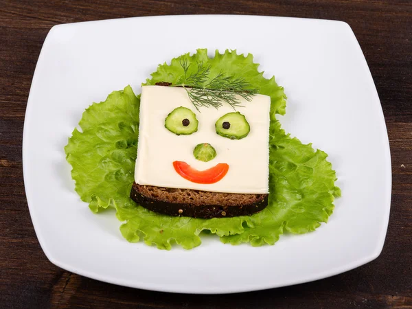 Cibo divertente per bambini - faccia sul pane — Foto Stock