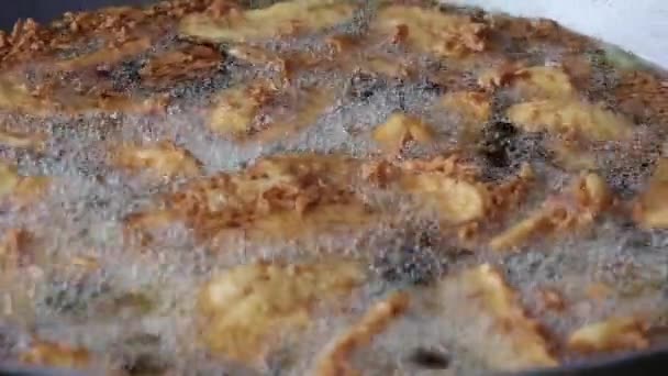 Kızarmış muz yemek — Stok video