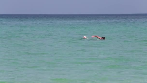 Людина з догів плаває — стокове відео