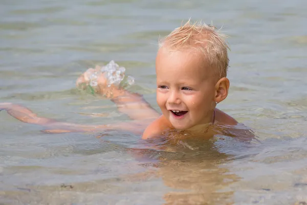 Happy baby på havet — Stockfoto