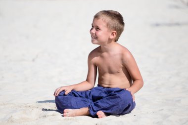 Mutlu küçük çocuk keyfini yaz günü sahilde