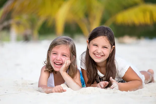 Szczęśliwy dziewczynki cieszyć się letni dzień na plaży — Zdjęcie stockowe