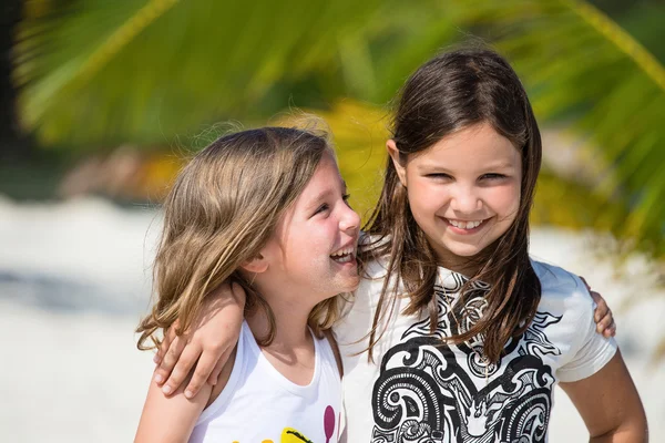 Šťastné malé holčičky mají letní den na pláži — Stock fotografie