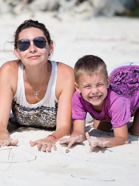 Famiglia felice godersi la giornata estiva in spiaggia — Foto Stock