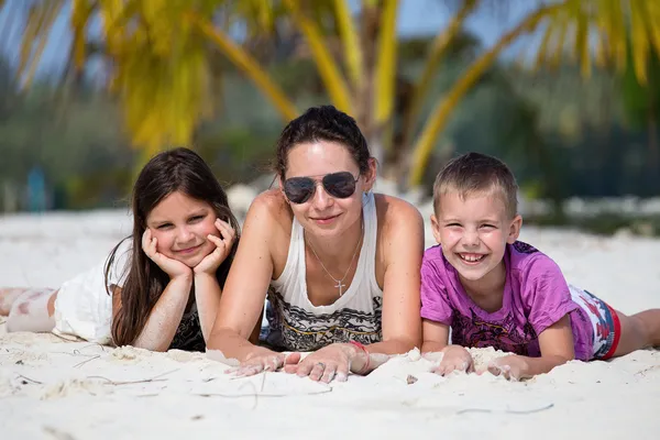 Feliz familia disfruta del día de verano en la playa —  Fotos de Stock