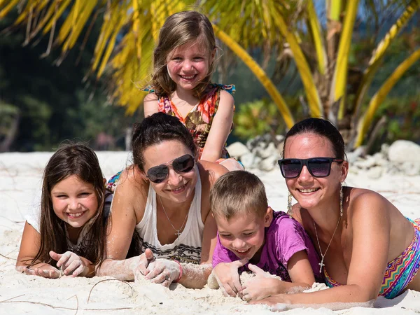 Famiglia felice godersi la giornata estiva in spiaggia — Foto Stock