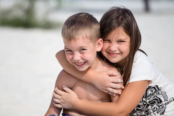 De gelukkige kinderen genieten van zomerdag op het strand — Stockfoto
