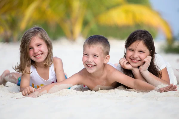 Szczęśliwe dzieci cieszyć się letni dzień na plaży — Zdjęcie stockowe
