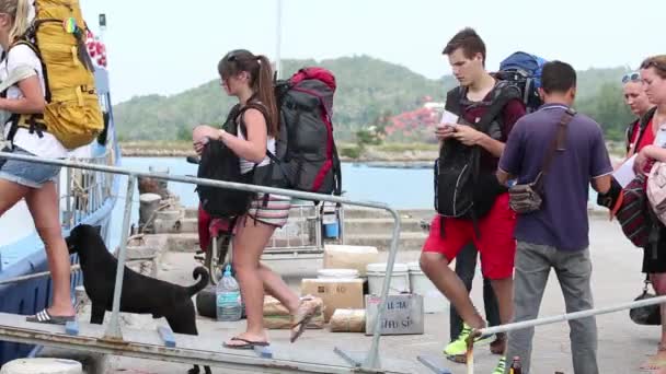 Turistas no identificados nadan lejos de la isla Phangan — Vídeos de Stock