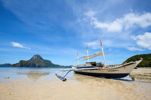 Playa tropical en El Nido, Filipinas — Foto de Stock