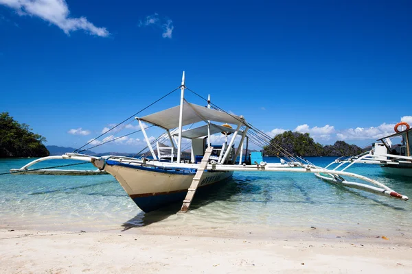 Barcos à espera de turistas para viajar entre as ilhas . — Fotografia de Stock