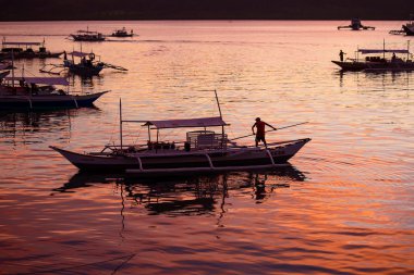 Adalar arasında seyahat etmek turist bekleyen teknelerin.