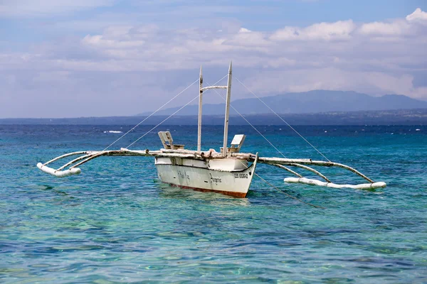 Barche in attesa di turisti per viaggiare tra le isole . — Foto Stock