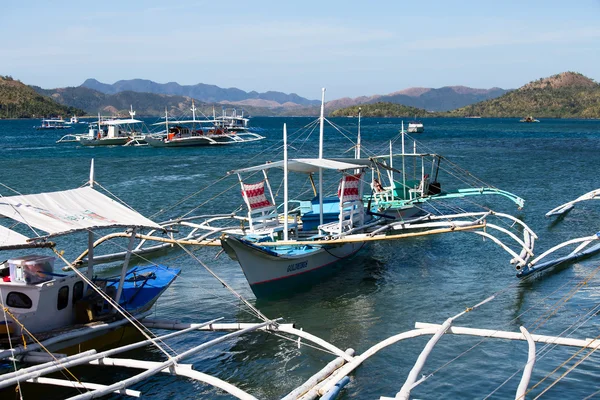 Boats waiting for tourists to travel between the islands. — Stock Photo, Image