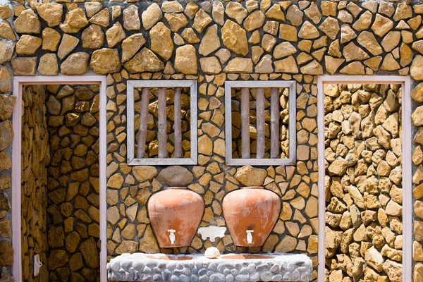Banheiro velho com bacia dupla ao ar livre — Fotografia de Stock