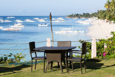 masa ve sandalyeler yanında deniz Panglao Adası, Filipinler