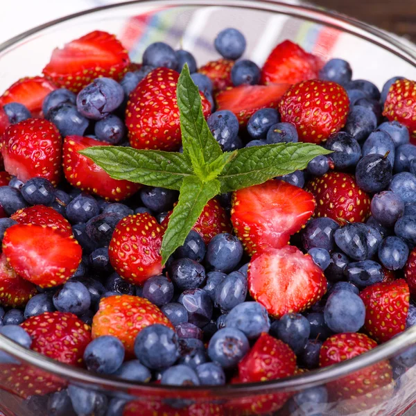 Fresh fruit salad with strawberries and blueberries — Stock Photo, Image