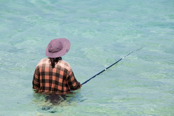 Donne con una canna da pesca in mare. Tailandia . — Foto Stock