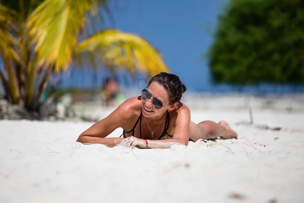 Fille sur la plage — Photo