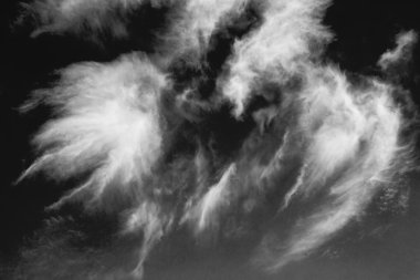 koyu arka plan beyaz bir toz bulutu soyut tasarım