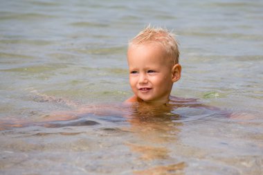 Denizde eğleniyor şirin bebek