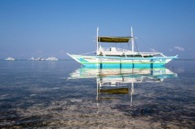 Adalar arasında seyahat etmek turist bekleyen teknelerin.