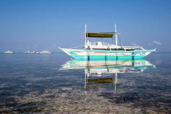 Barche in attesa di turisti per viaggiare tra le isole . — Foto Stock