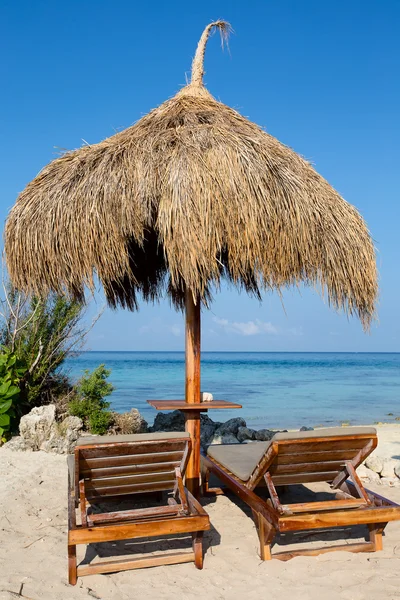 Παραλία καρέκλα στην ηλιόλουστη ακτή. νησί malapascua, Φιλιππίνες — Φωτογραφία Αρχείου