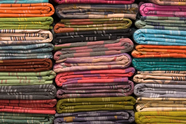 Haldy tkanina tkaniny na místním trhu v Indii. zblízka . — 图库照片