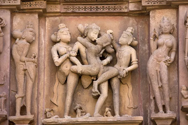 カジュラホの官能的な寺院。マディヤ ・ プラデーシュ州、インド. — ストック写真