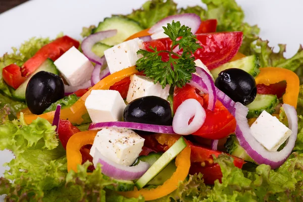Ελληνική σαλάτα από φρέσκα λαχανικά, στενή επάνω — Φωτογραφία Αρχείου