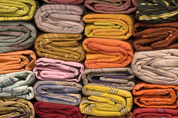 Yerel bir pazarda Hindistan kumaş kumaş yığını. yakın çekim . — Stok fotoğraf