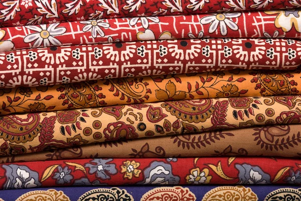 Heap de tecidos em um mercado local na Índia. Fechar  . — Fotografia de Stock