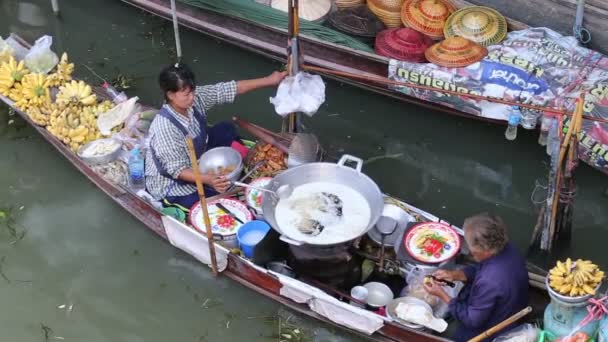 Дамнон Садуак плавучий рынок. Бангкок, Таиланд — стоковое видео