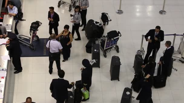 Passageiros chegam aos balcões de check-in no Aeroporto de Suvarnabhumi, em Bancoc — Vídeo de Stock