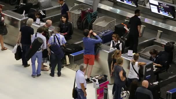 Cestující přilétají na odbavovacích přepážkách na letišti suvarnabhumi, bangkok — Stock video