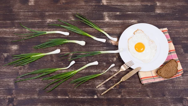鸡蛋、 韭菜、 盘子、 刀和叉看起来像精子竞争 — 图库照片