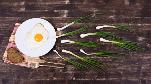 Œufs, ciboulette, assiette, couteau et fourchette ressemblent à la compétition de sperme — Photo